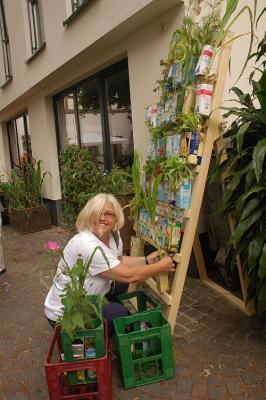 Ulla Holzner mit TetraPack-Blumenrahmen