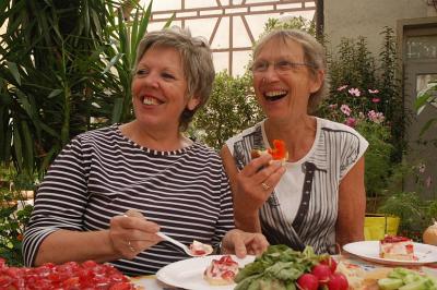 Rosemarie Wilhelm (links) von der Kulturküche und Christine Class vom Interkulturellen Garten. (Letztere mit Kapuzinerkresse.)