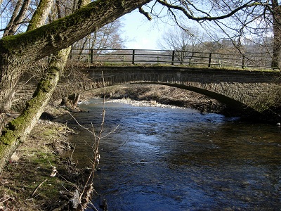 Brücke mit Wasser drunter