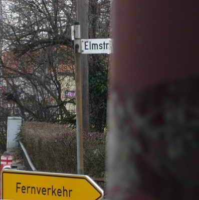 Herr Krüger wohnt zwei Straßen weiter.