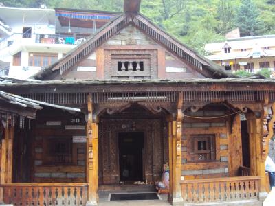 old wooden tempel in manali