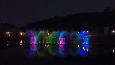 Lichterspiel im Brunnen mit Font&auml;ne