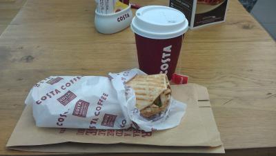 Frühstück bei Costa Coffee im Flughafen Dubai