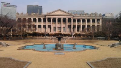 Regierungsgebäude mit Springbrunnen
