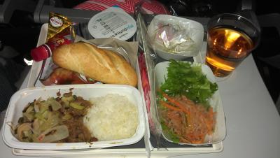 Abendessen im Flugzeug nach Paris
