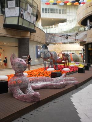 Statuen in der Mecenatpolis Mall