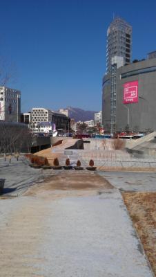 Blick auf ein begehbares Stück der Stadtmauer neben dem Dongdaemun Design Plaza