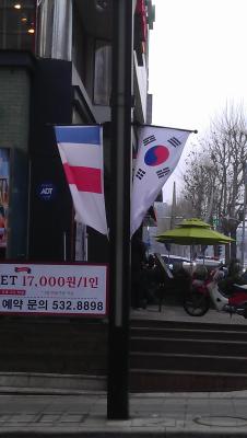 Frazösische und koreanisch Flagge geben sich die Hand