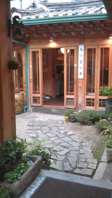 Einladender Eingang zu einem traditionellen Teehaus