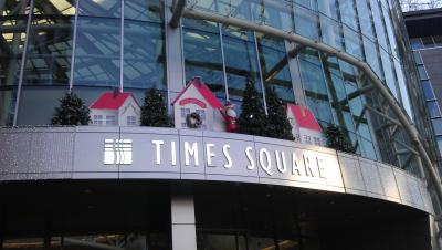 Schriftzug Times Square mit Weihnachtsdekoration
