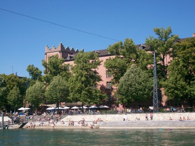 Sonnebad am Ufer des Rheins in Basel