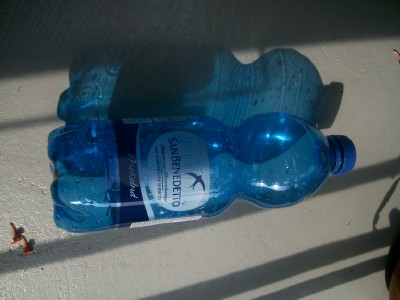 Blaue Plastikflasche