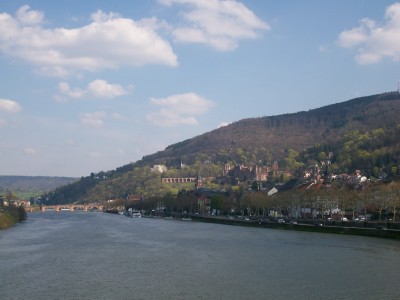 Blick von der Bruecke auf Heidelberg