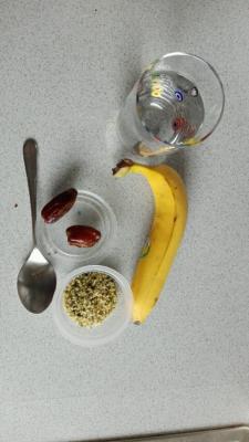 Zutaten für einen Bananen-Hanf-Drink