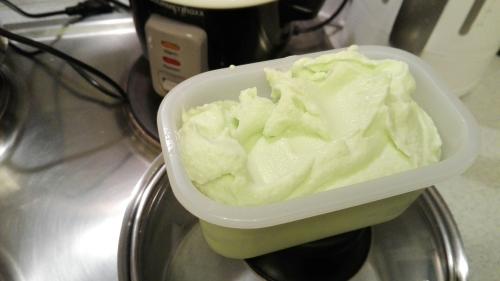 veganes Dill-Zitronen-Eis. Für Fans des grünen Krautes eine echte Bereicherung