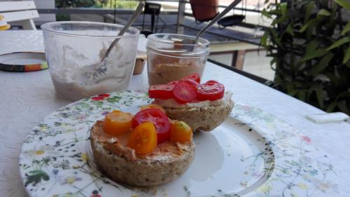 Frühstück mit selbst gemachten Brötchen und Brotaufstrichen: veganer Maccadamiaricotta und vegane Teewurst