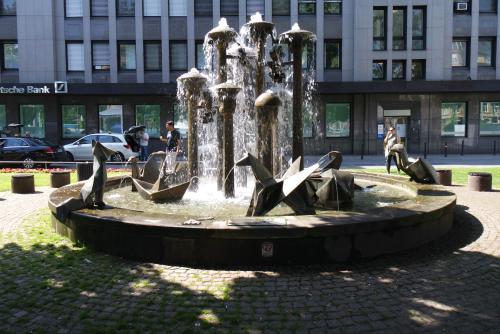 Origamibrunnen in Mannheim: Im Halbschatten
