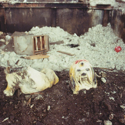 Porzellanhund vor einer Maschinengrube bei Berchem & Schaberg