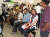 verzweifelter Versuch als einzige Frauen in der Schlange Zugtickets zu ergattern... Sitzb&auml;nke wurden nach 2 Stunden erreicht...