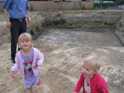 Noch am selben Abend war die Grube sauber ausgehoben.