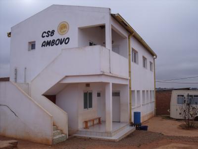 Die Krankenstation, ein imposantes Geb&auml;ude - und trotzdem zu klein f&uuml;r die anstr&ouml;menden Patienten