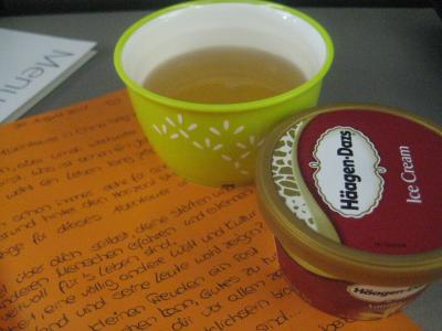 Häagen Dazs & chinesischer Tee versüßen 10h Flug.