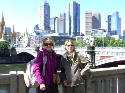 Wir zwei mit Jetlag vor Melbournes Skyline