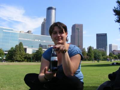 Eine Flasche aus der World of Coca Cola, im Hintergrund: Die Skyline von Atlanta
