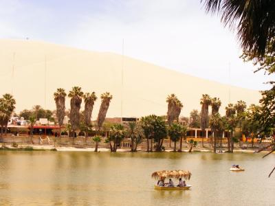 Die Oase von Huacachina bei Ica, links oben: Zwei Sandboarder auf der Duene