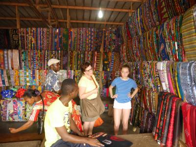 Stoffverkauf auf dem Markt von Kpalime