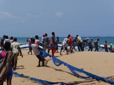 Fischer am Strand von Lomé