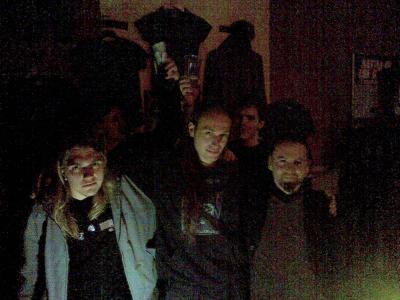 vorne: thomas, eviga & inve; hinten: mo und timo; beim merch stand