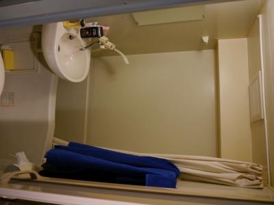 Das kleine Bad. Ok ich habe nicht aufgepasst, dass die Toilette passend mit auf dem Bild drauf ist. Es ist aber sehr klein und der Spiegel ist auch in einer niedlichen H&ouml;he angebracht...<br />
<br />
Sorry, die Seite dreht das Bild immer.