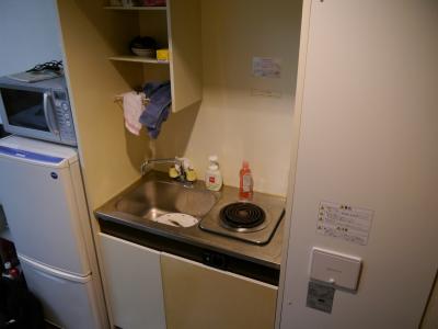 Jeder hat seine eigene, kleine K&uuml;chenzeile im Zimmer. Es reicht zum &Uuml;berleben und zum Kochen von ein paar Lebensmitteln aus.