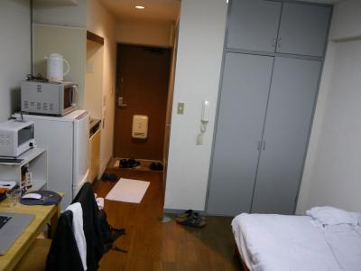 Das Zimmer hat zwei Schr&auml;nke, in denen in meine Klamotten unterbringen kann. Wenn man sich die Zimmer der Arbeitskollegen anschaut reicht dies wohl aber kaum f&uuml;r die Dauer aus. Man muss bedenken, dass Leute dauerhaft in diesen Zimmern wohnen. Auch Leute um die 30 mit einem Doktortitel.