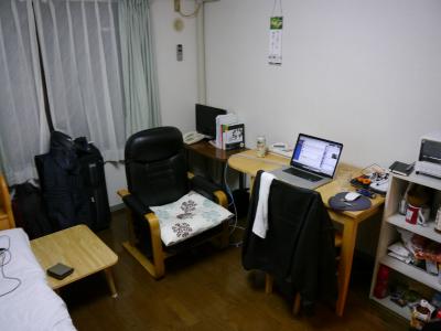 Eine kleine aber gem&uuml;tliche Ecke zum Wohnen. Der Fernseher ist eher uninteressant und den Tisch und Stuhl haben mehrere Leute organisiert, nachdem sie merkten, dass ich an den kleinen Tisch (jetzt die Ablage neben dem Bett) wirklich nicht arbeiten und essen kann.