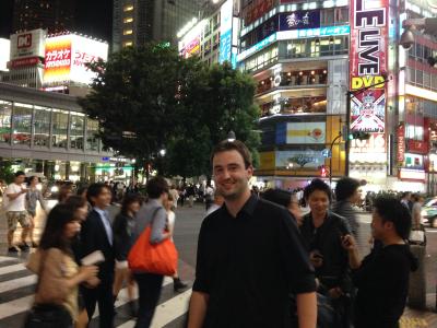 Im Hintergrund sieht man eine sehr berühmte Kreuzung aus Filmen, Serien und Dokumentationen. Wenn die Fußgängerampeln auf Grün schalten, dann ist es so, als ob sich Armen auf einem Schlachtfeld treffen. Nur Menschenmassen. Im Hintergrund sieht man eine sehr berühmte Kreuzung aus Filmen, Serien und Dokumentationen. Wenn die Fußgängerampeln auf Grün schalten, dann ist es so, als ob sich Armen auf einem Schlachtfeld treffen. Nur Menschenmassen.