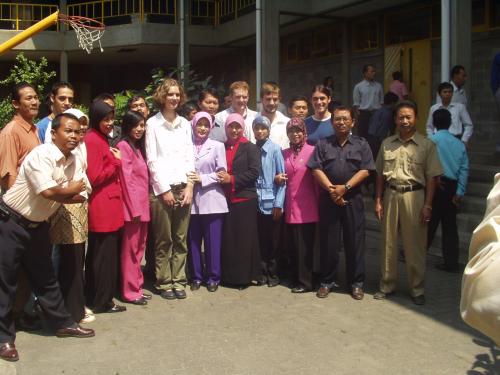 Spontanes Gruppenfoto mit irgendwelchen unbekannten Indonesiern