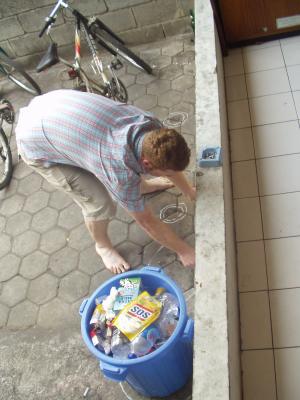 Jan beim Ameiseneinkreisen