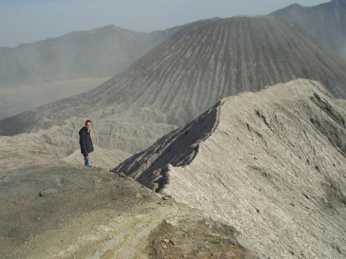 Der Weg um den Krater