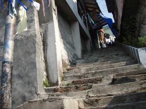 Verwinkelter Treppenaufgang in Malang