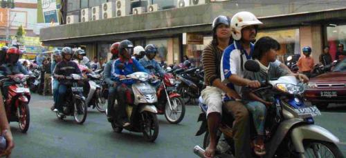 Roller-"Fahrschule" in Malang.<br />
