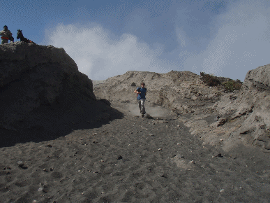 Thomas rennt den Bromo runter