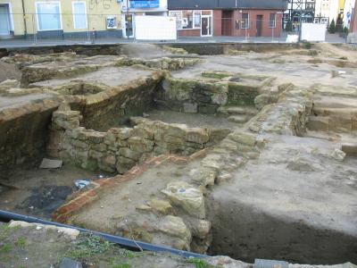 Aus dem ehemaligen Parkplatz an der Johannes Janssenstrasse wird derzeit nach Fundstücken aus der Gründerzeit Recklinghausens gesucht. Die Fläche gilt aus historischer Sicht als eine der bedeutendsten in Recklinghausen. Schon vor 4 Jahren wurden dort Teile eines alten Brunnens entdeckt.