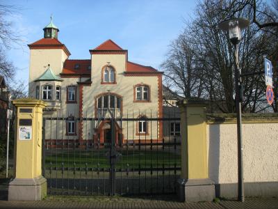 Die Musikschule in Re bietet einen barrierefreien Zugang und macht einen idyllischen gepflegten Eindruck.