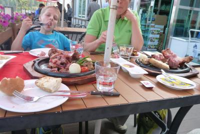 2 Schweinshaxn im deutschen Dorf f&uuml;r 65 Euro - aber sie haben lecker geschmeckt.