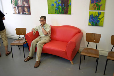 Rotes Sofa mit Mann