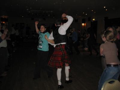 Ein Ceilidh = lustiger Rumspringe-Tanzabend mit schottischer Liveband