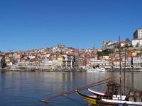 Der Blick von der einen Uferseite (VN de Gaia) nach Porto ueber den Douro hinweg ist wirklich sehr schoen