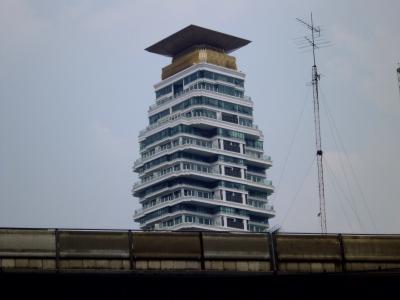 Thailaendische Riesen Gebaeude mit bemerkenswerter Architektur. Erstaunlich ist das nebenan die Gebaeude oft verkommen. Dieses steht in Bangkok.